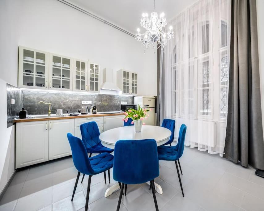 Appartement Andrassy Grandeur With Indoor Parking à Budapest Extérieur photo
